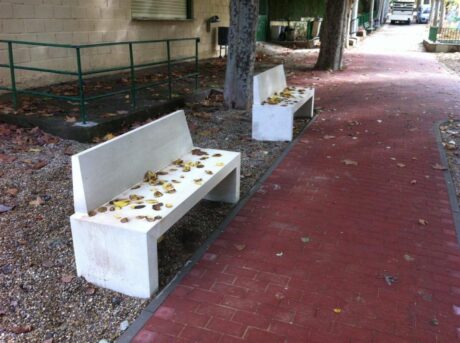 Banco de hormigón con respaldo