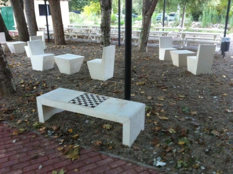 Banco_hormigon_Precal_Ajedrez-1068x797