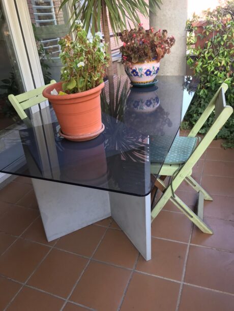 Mesa exterior con patas de hormigón