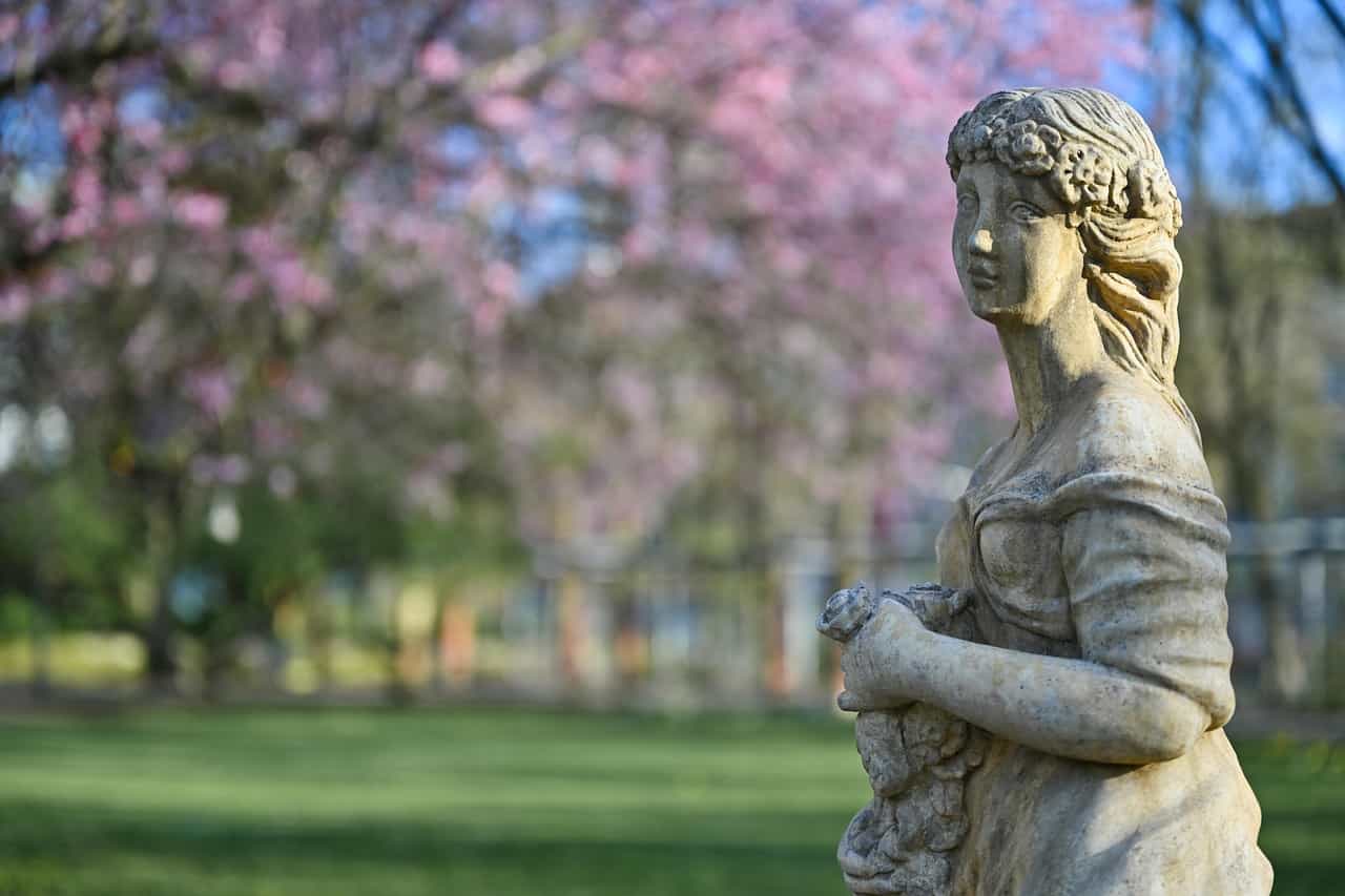 Figuras decorativas en parques públicos