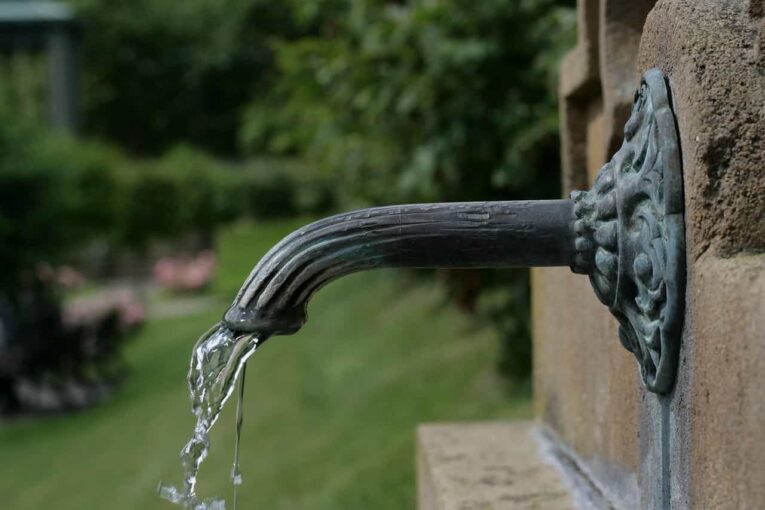 Fuentes de agua en parques y jardines
