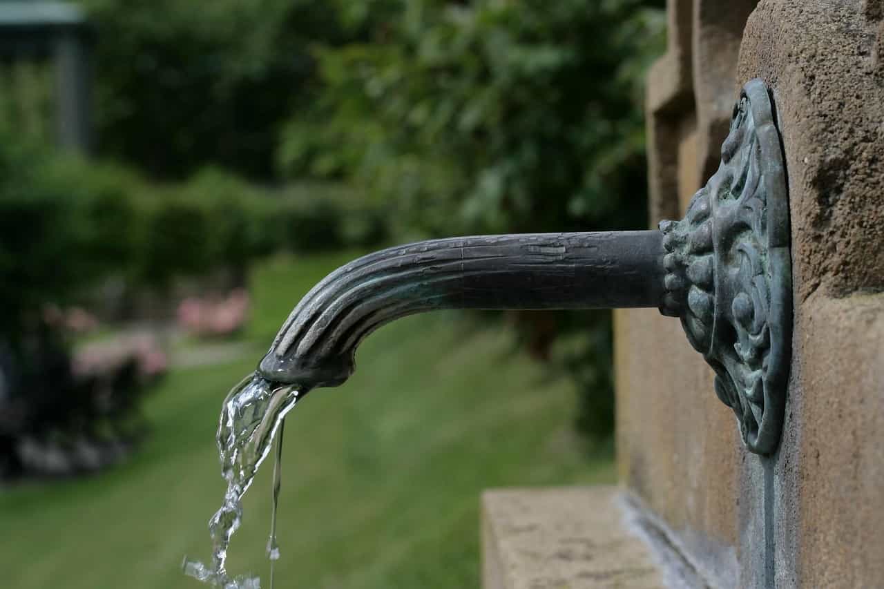 Fuentes de agua en parques y jardines