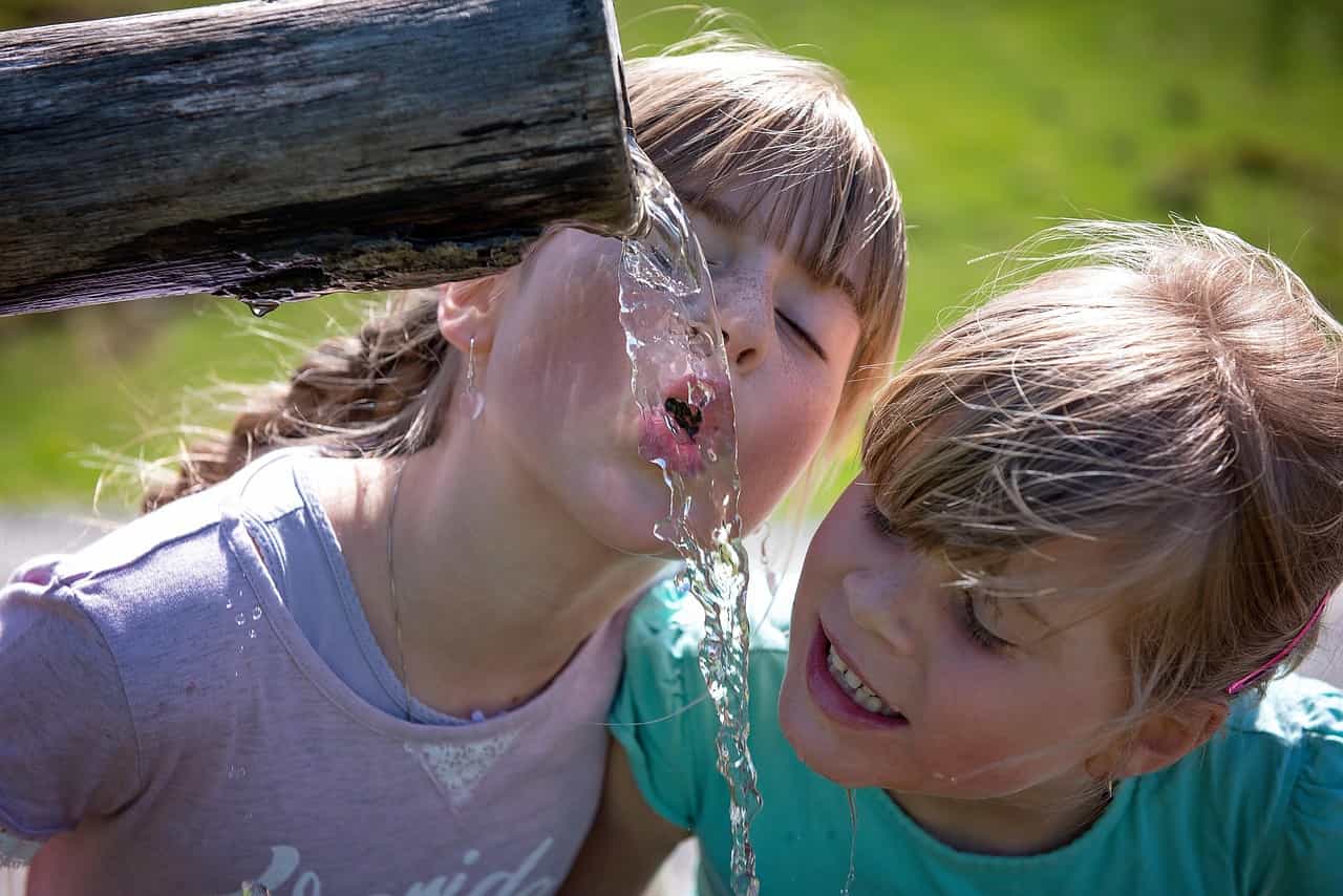 Niños bebiendo agua