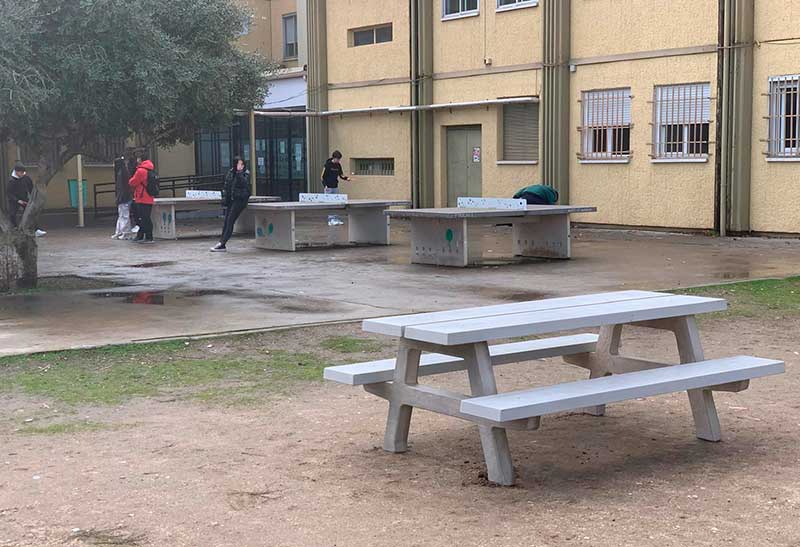 Mesas de picnic en el IES León Felipe de Madrid