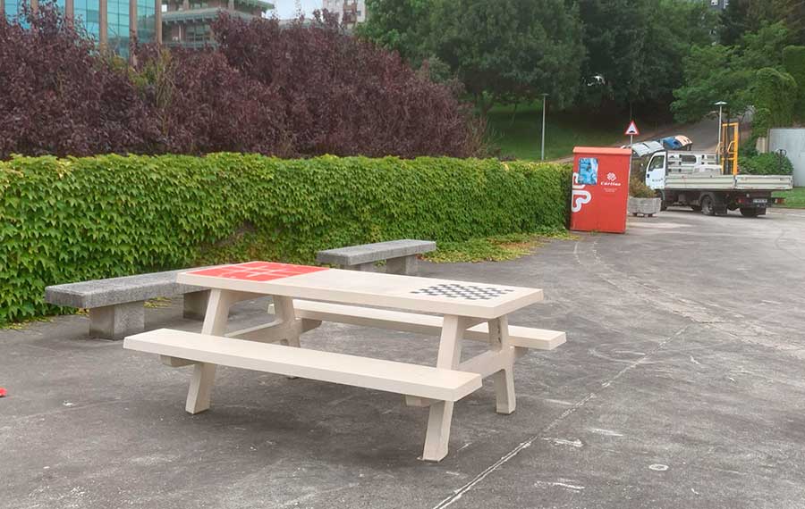 Mesas de picnic con juego de ajedrez y tres en raya