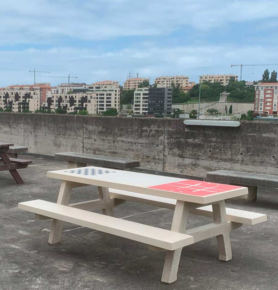 Mesas de picnic con juego de ajedrez y tres en raya
