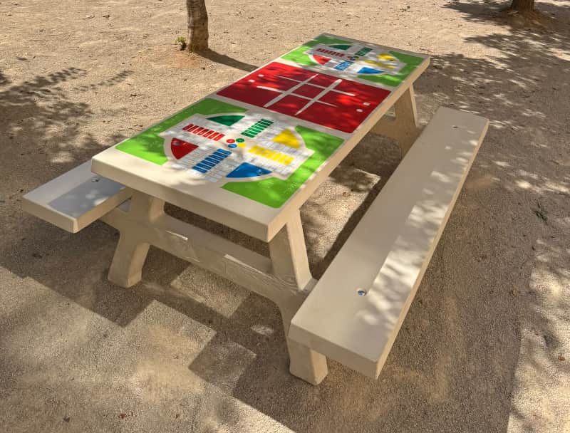 Mesa de juegos dos parchis y un tres en raya